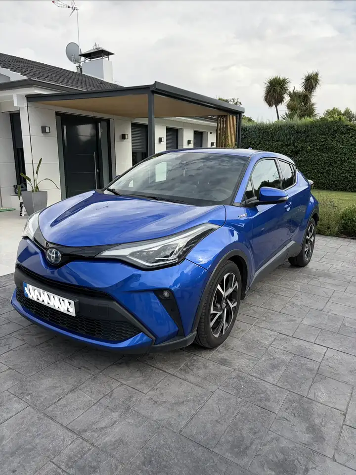 Toyota C-HR 125H Advance — photo 1 of 10