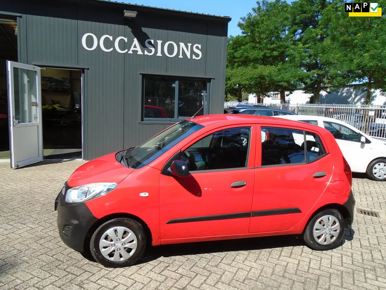 Hyundai i10 1.1 Pure — photo 1 of 9
