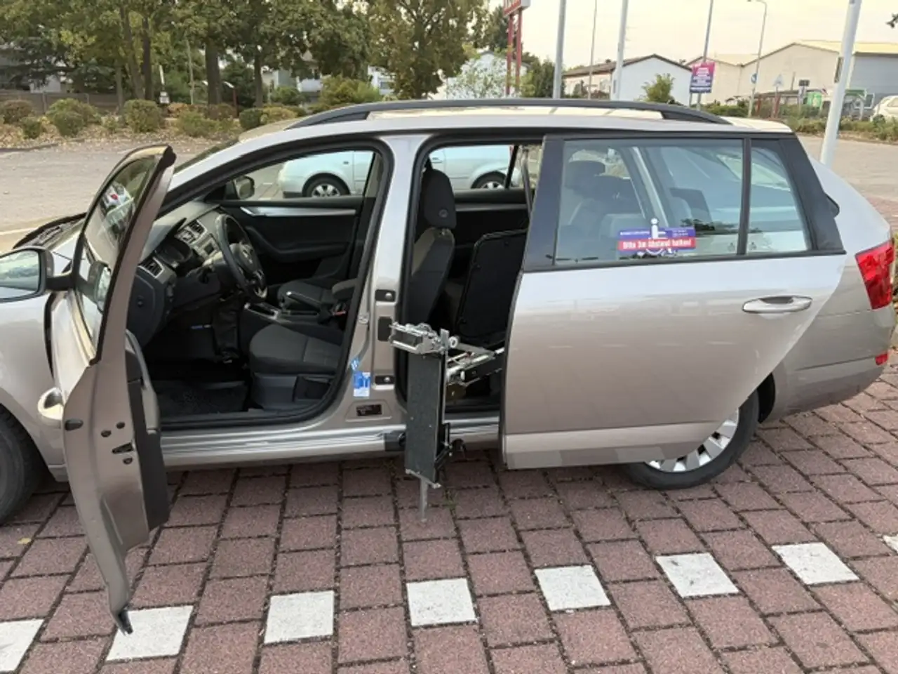 Skoda Octavia Octavia Combi 1.6 TDI Rollstuhlladehilfe und Handgas — photo 1 of 4
