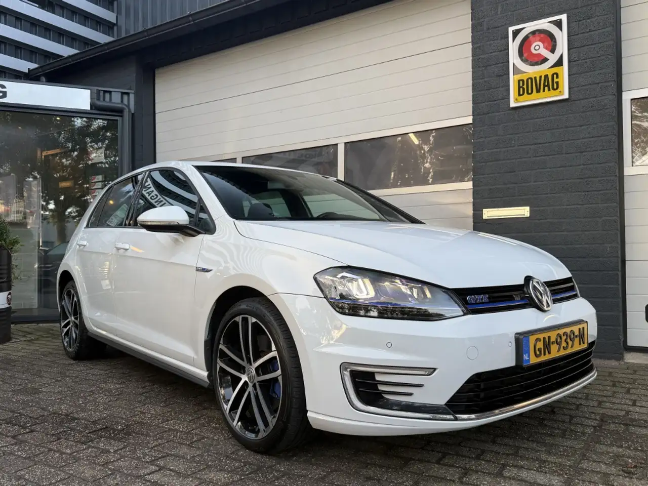 Volkswagen Golf GTE 1.4 TSI — photo 1 of 29