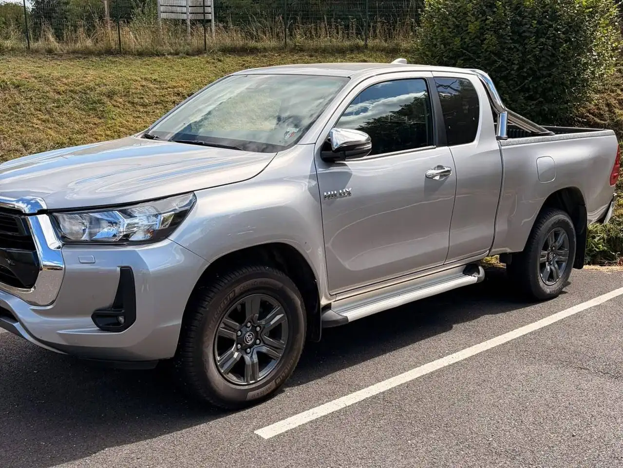 Toyota Hilux — photo 1 of 4