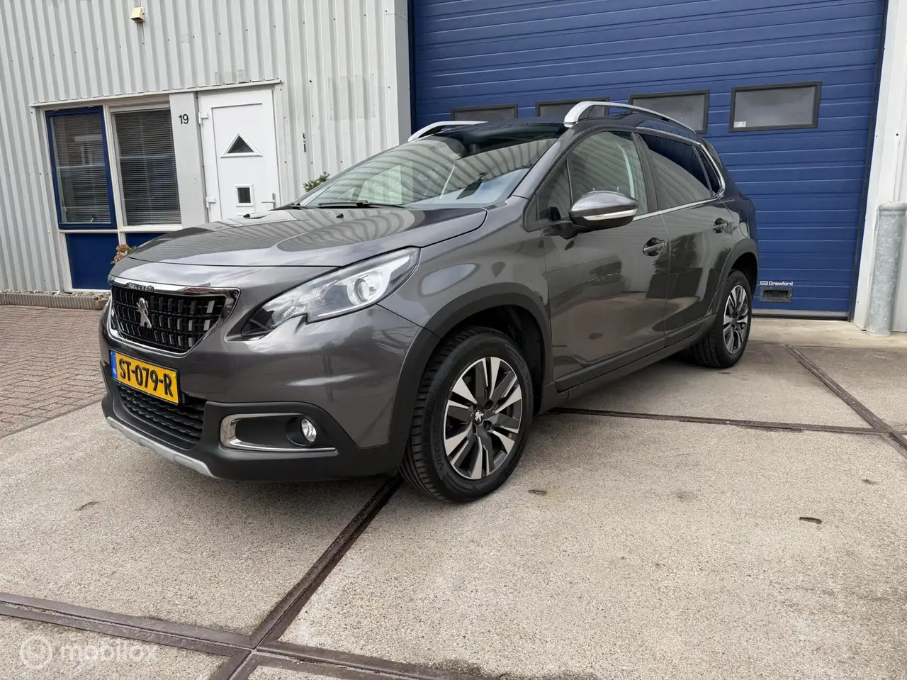 Peugeot 2008 1.2 PureTech Allure — photo 1 of 25