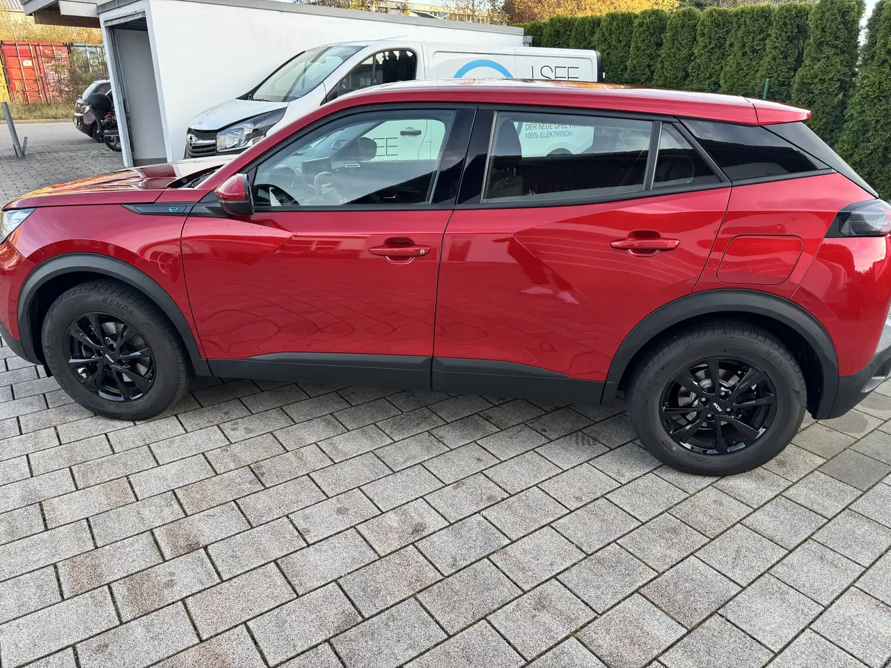 Peugeot e-2008 2008 Elektro Active — photo 1 of 19