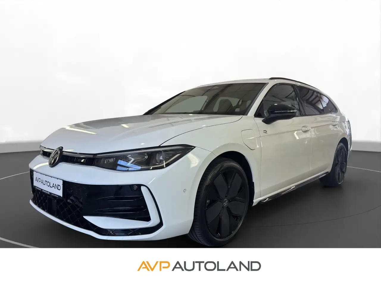 Volkswagen Passat 1.5 TSI eHybrid DSG R-Line BLACK STYLE — photo 1 of 15