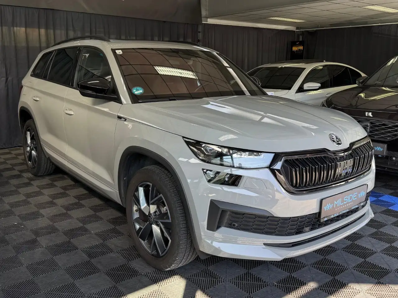 Skoda Kodiaq Sportline 4x4,PANO,AHK,AMBIENTE,ACC,ASSISTENTEN — photo 1 of 39
