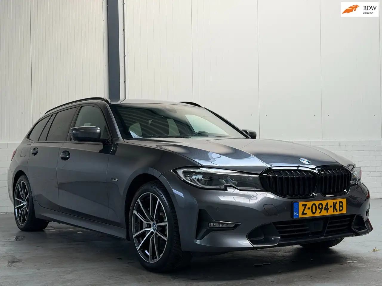 BMW 330 3-serie Touring 330e|Laser|Keyless|H.U.D|Dealer O. — photo 1 of 35