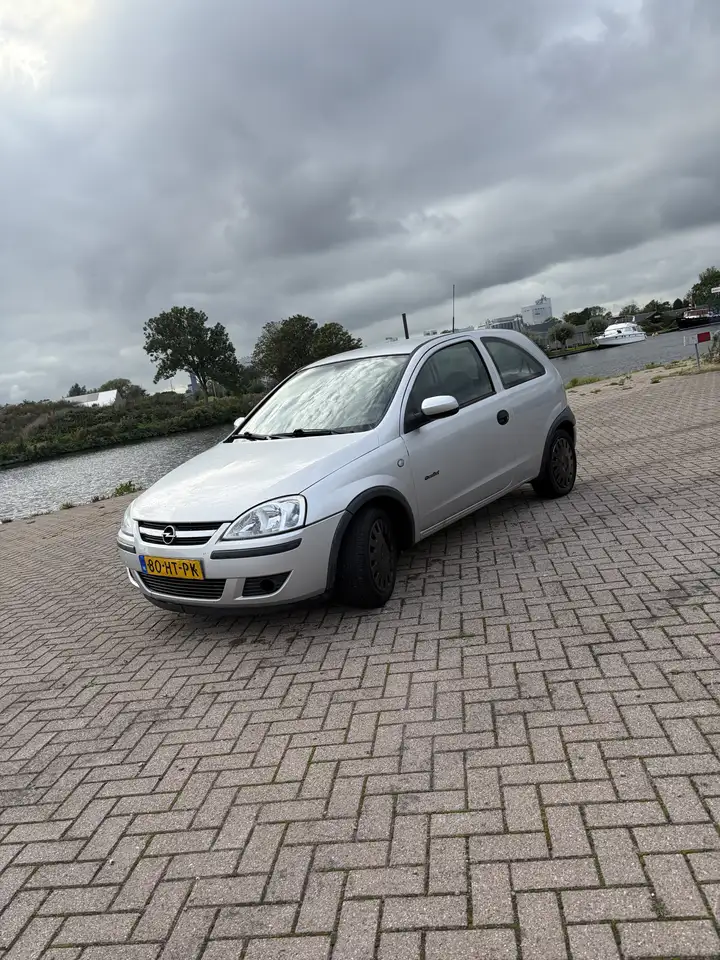 Opel Corsa 1.4-16V Comfort — photo 1 of 9