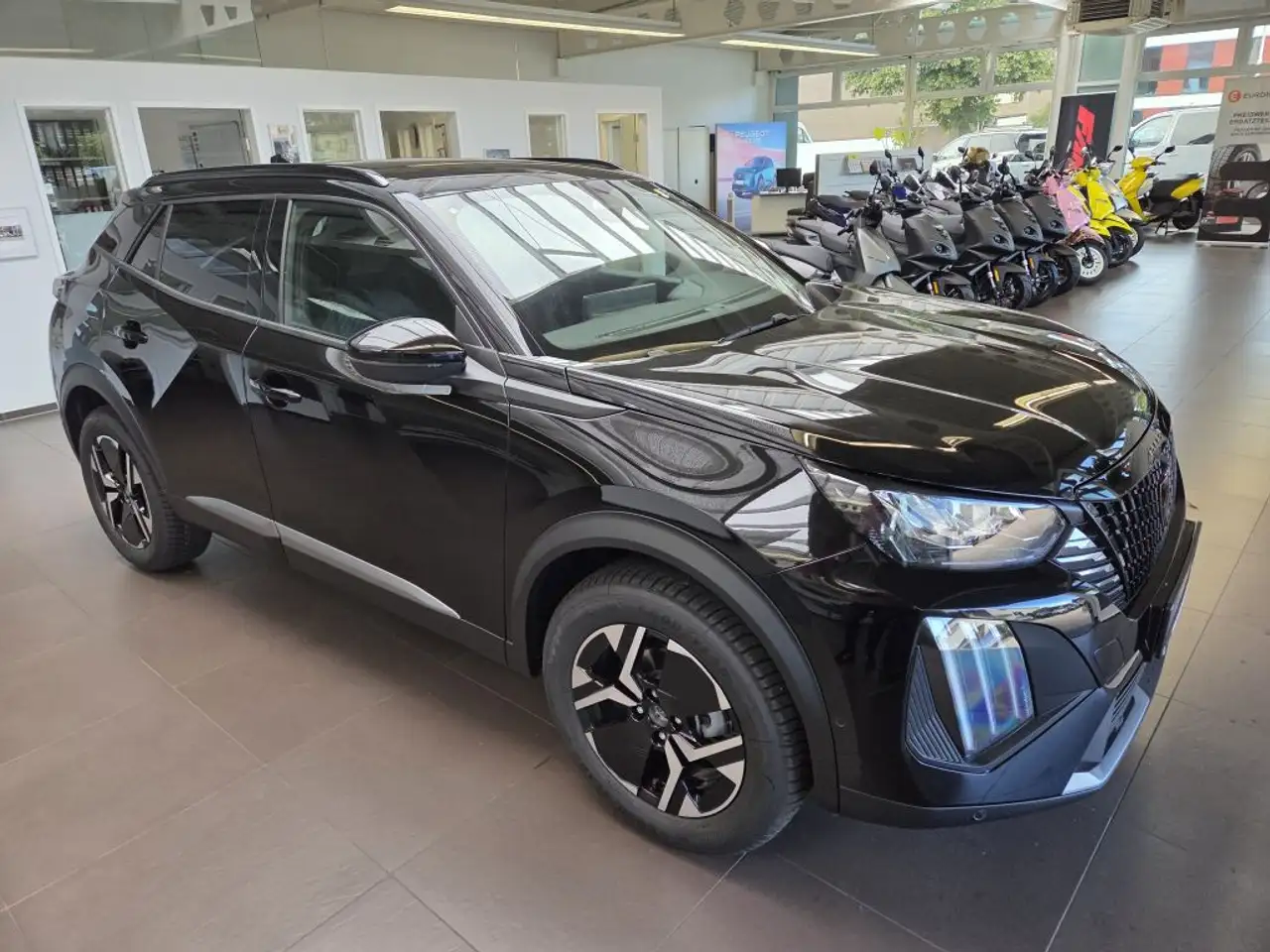 Peugeot 2008 TURBO 100 Allure — photo 1 of 17