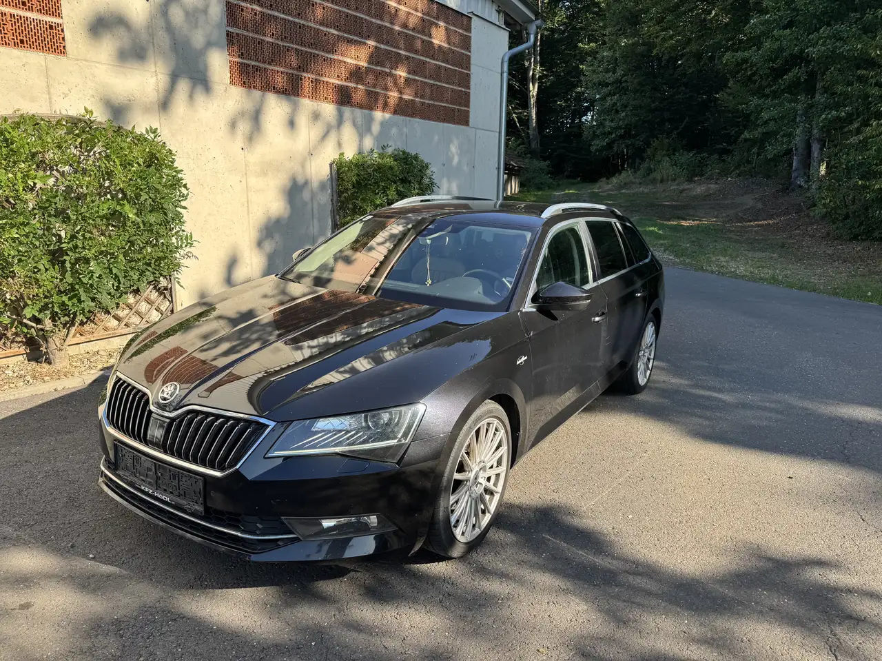 Skoda Superb Kombi 2,0 TDI Laurin & Klement — photo 1 of 1