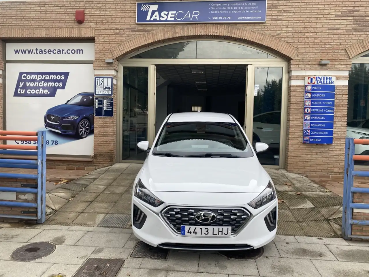 Hyundai IONIQ PHEV 1.6 GDI Tecno — photo 1 of 14