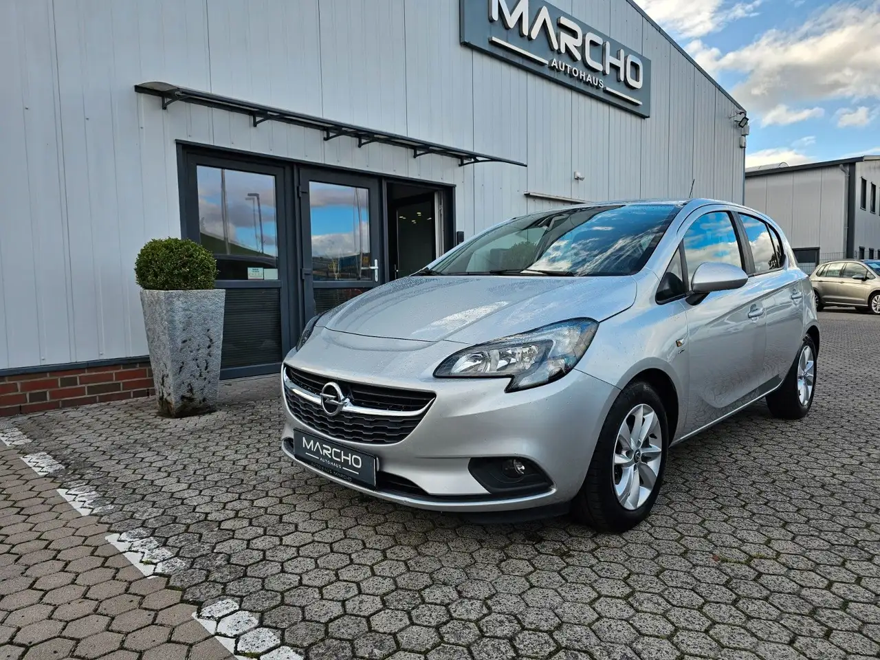 Opel Corsa E *Klimaanlage*Sitzheizung*Lenkradheizung* — photo 1 of 17