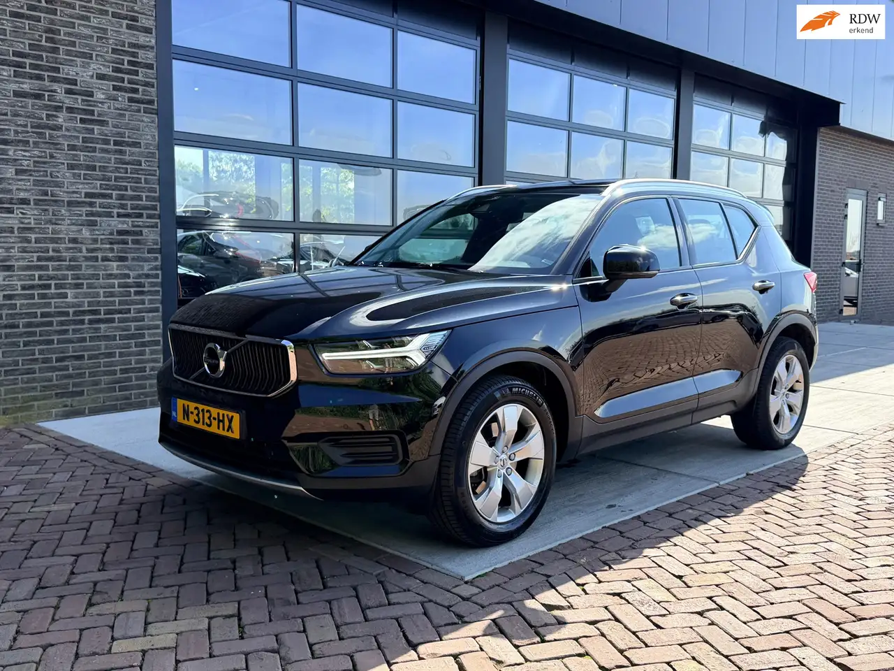 Volvo XC40 2.0 T4 Momentum | Pano | Camera | LED | Autom | — photo 1 of 28