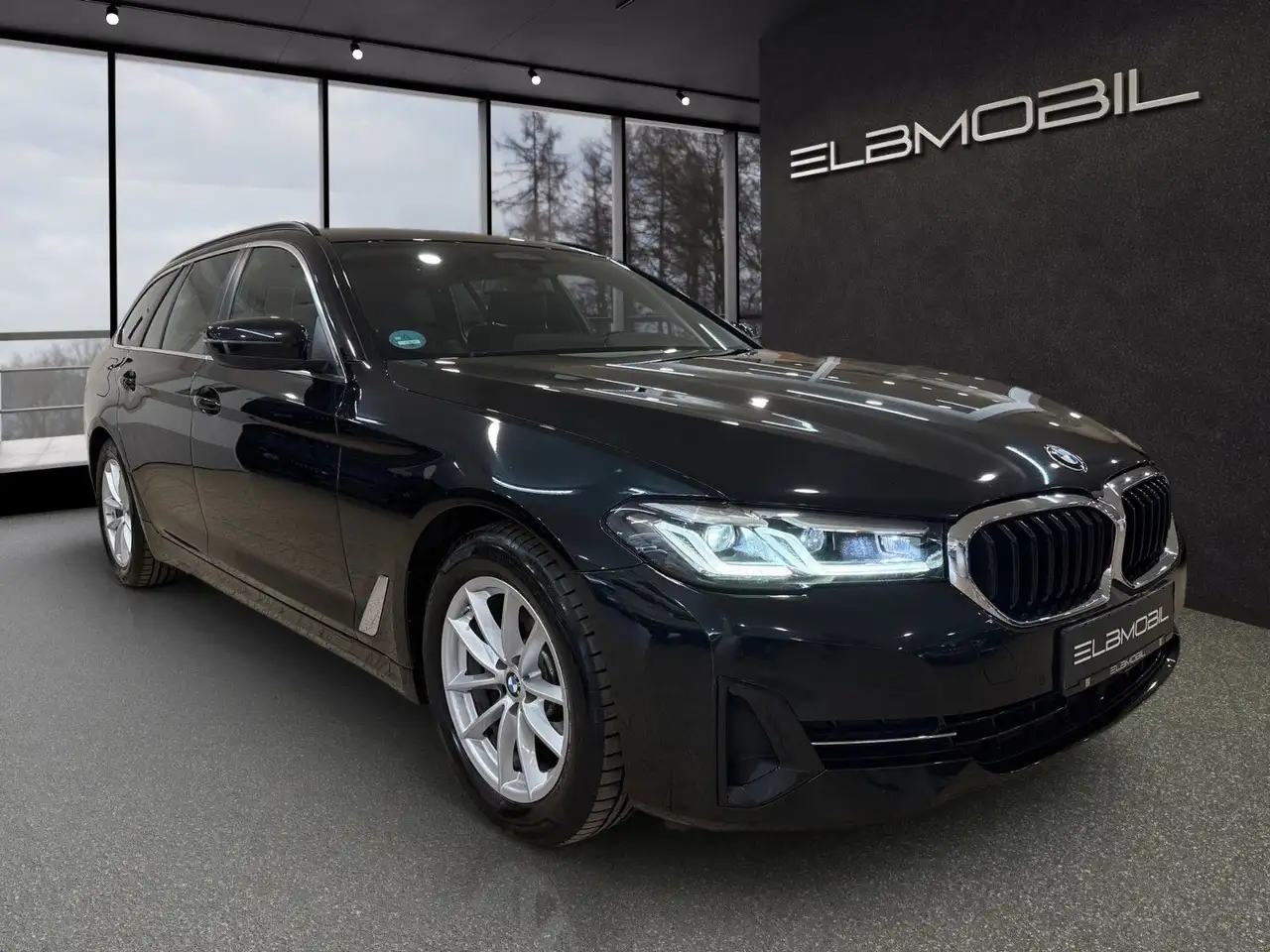 BMW 520 d xDrive Touring LED*AHK*BMW Individual*1H — photo 1 of 25