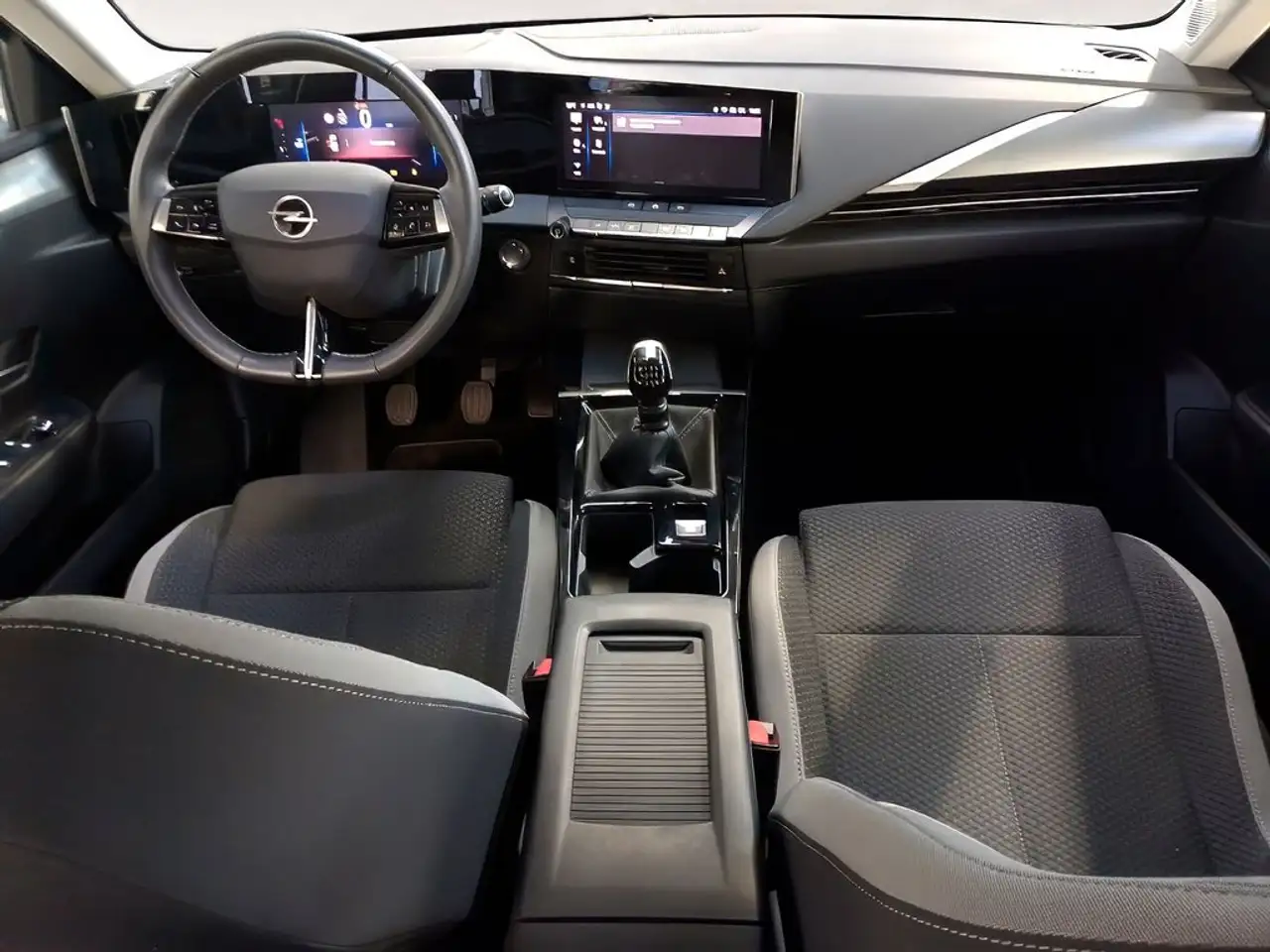 2023 Opel Astra 1.2T XHT S/S Edition 130, photograph 9