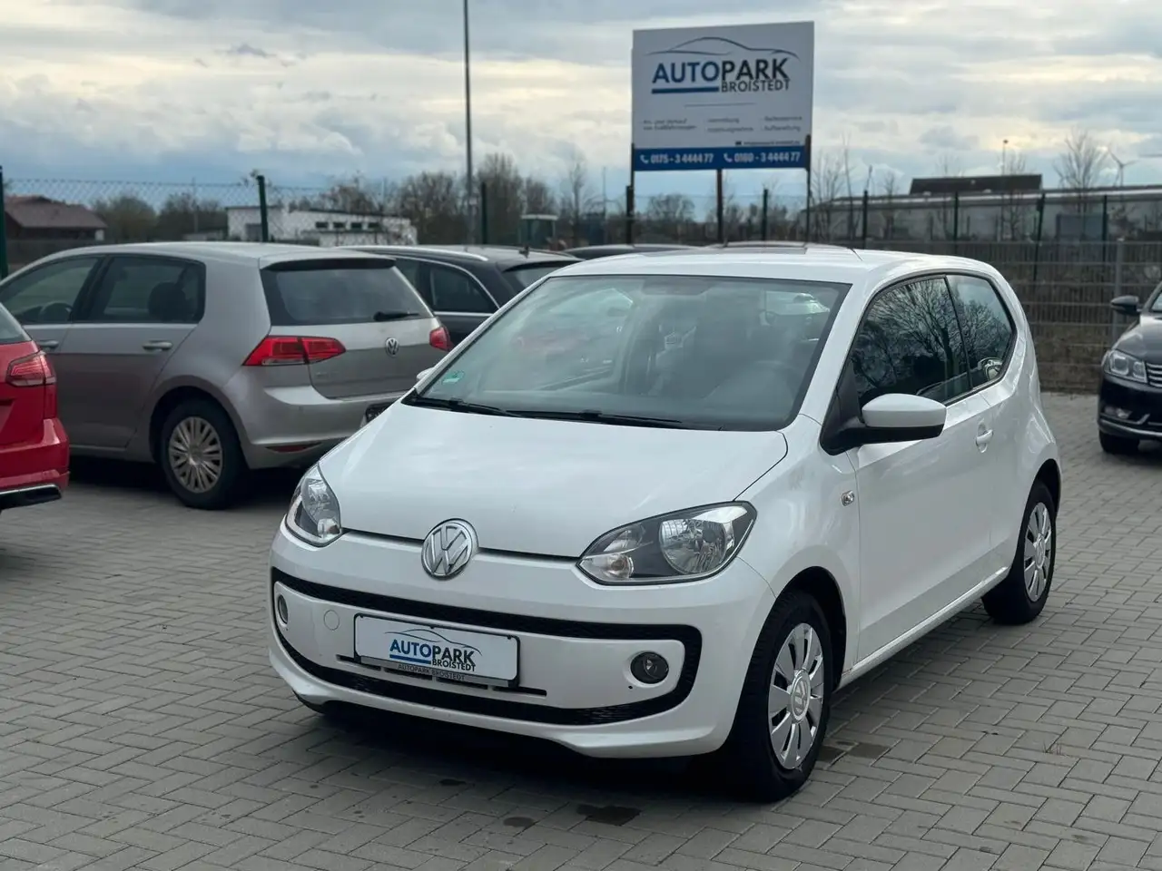 Volkswagen up! move up! Navi/SHZ/Bluetooth/Klima — photo 1 of 16