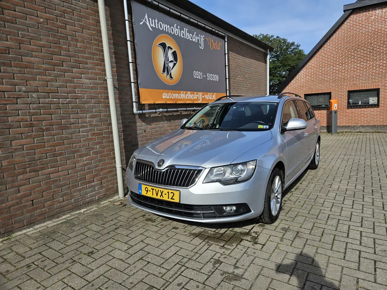 Skoda Superb Combi 1.8 TSI Ambition — photo 1 of 29