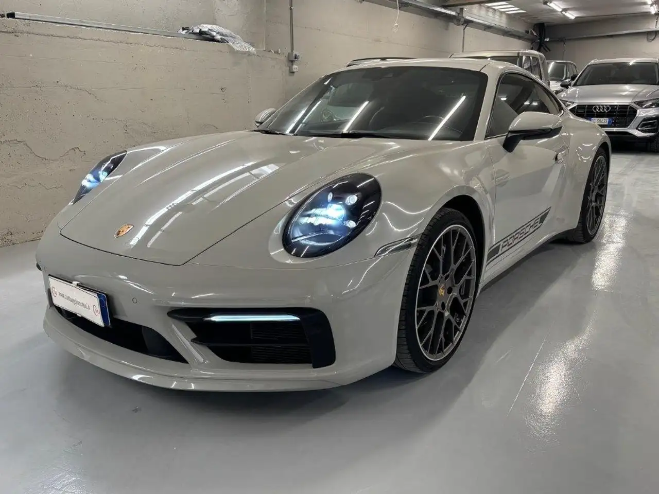 Porsche 911 Carrera — photo 1 of 15