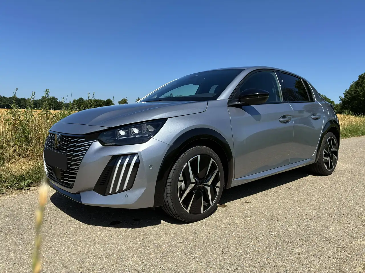 Peugeot 208 PureTech 100 GT ( 8-fach bereift ) — photo 1 of 16