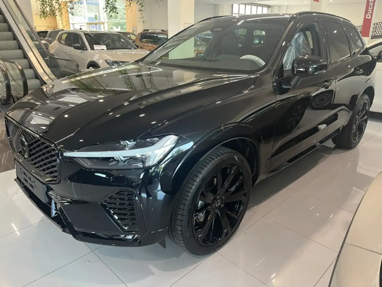 Volvo XC60 2.0 B5 mild hybrid Plus Black Edition — photo 1 of 10