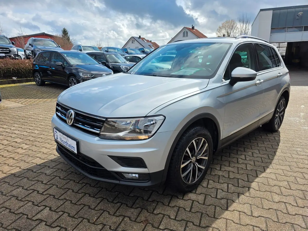Volkswagen Tiguan 2.0 TDI DSG/ 4Motion/ Panorama/ Navi/ AHK — photo 1 of 18