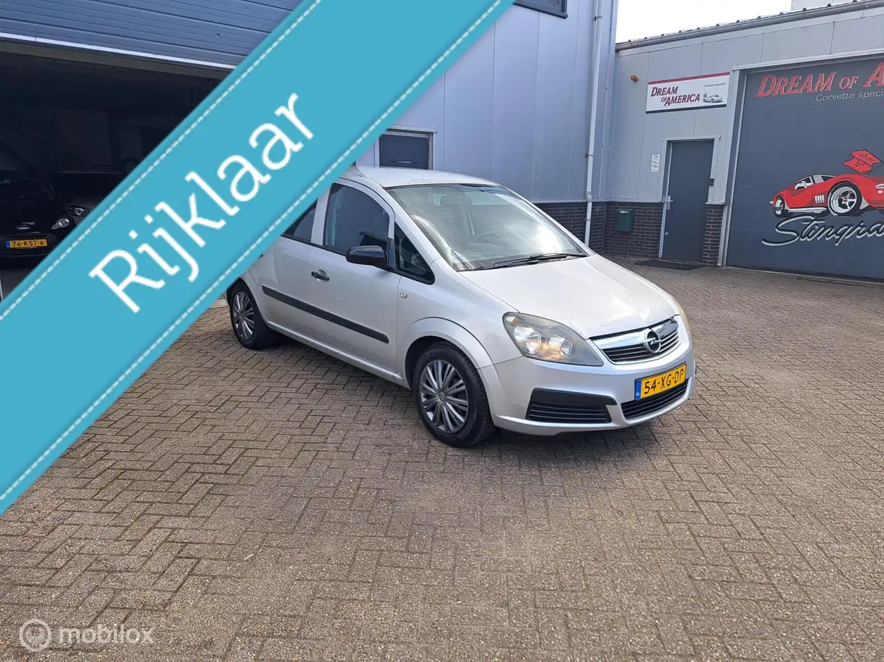 Opel Zafira 1.8 Essentia — photo 1 of 15