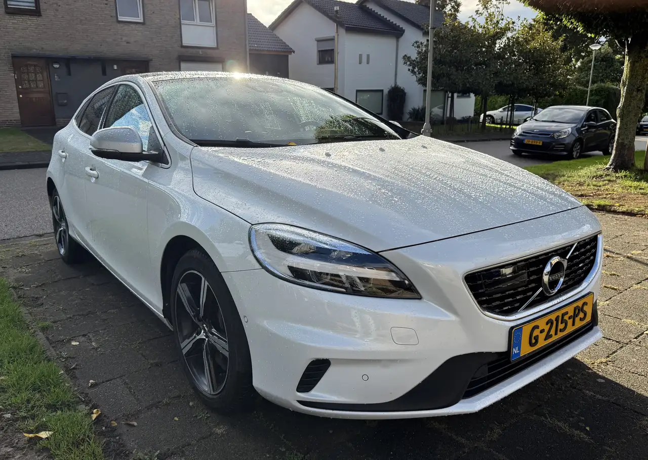 Volvo V40 T3 Polar+ Sport R-Design /Pano/Led/ACC/H&K/Trekhaa — photo 1 of 11