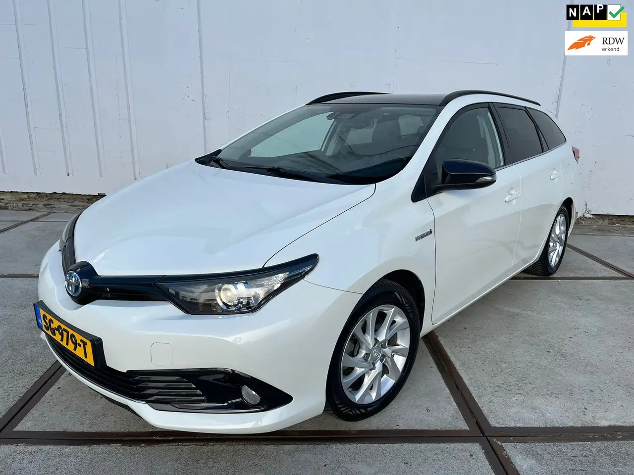 Toyota Auris 1.8 Hybrid Black Edition Clima - trekhaak - full m — photo 1 of 24
