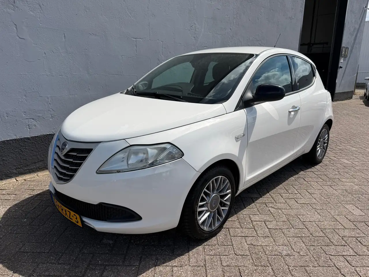 Lancia Ypsilon 0.9 TwinAir Silver — photo 1 of 10