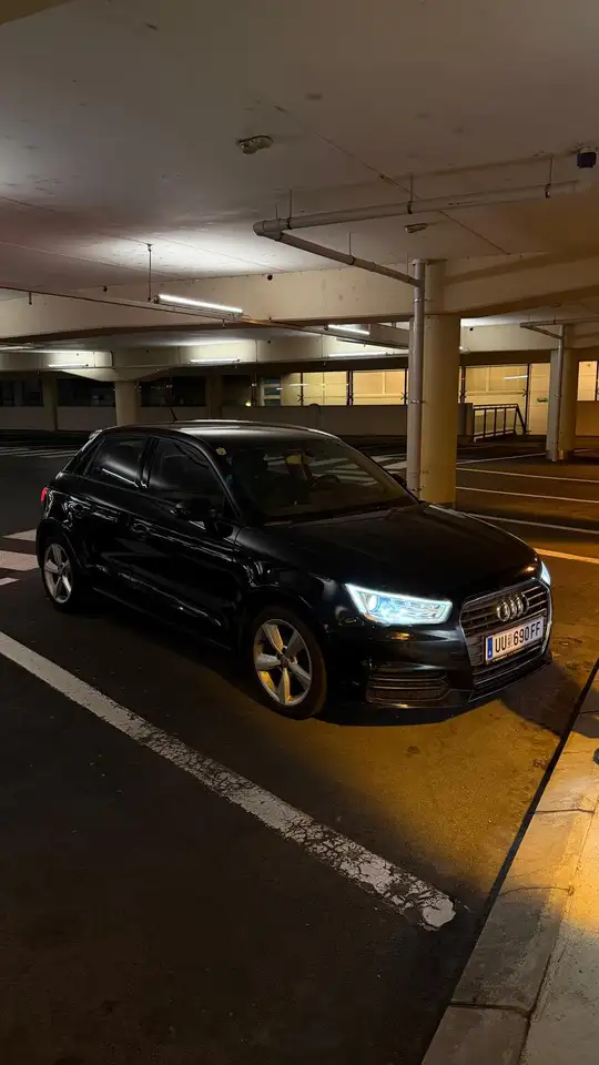 Audi A1 SB 1,0 TFSI Sport — photo 1 of 12