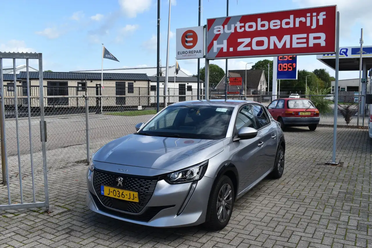 Peugeot e-208 EV Allure 50 kWh — photo 1 of 15