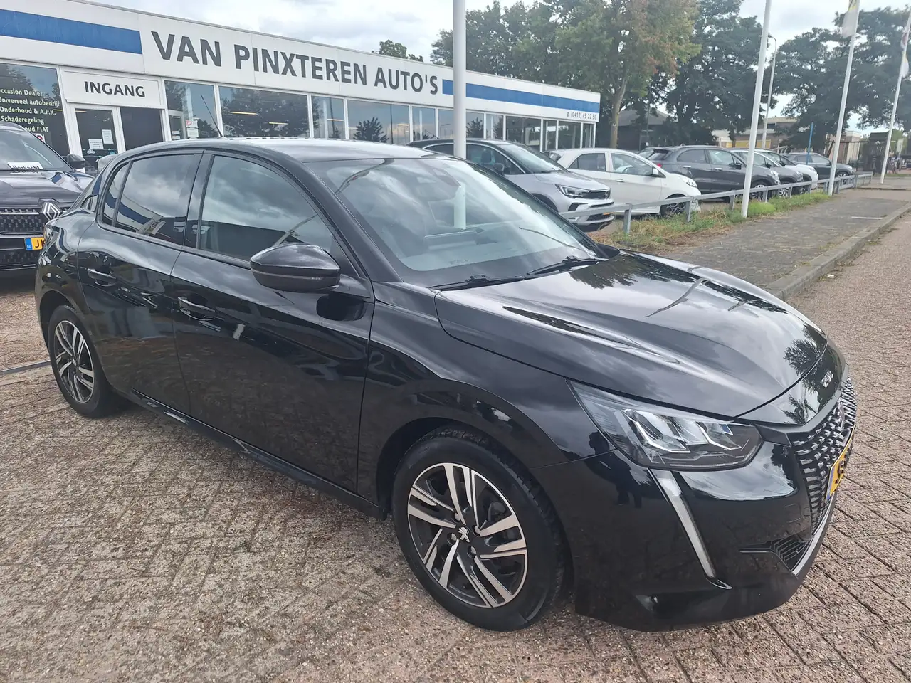 Peugeot 208 1.2 PureTech Allure Pack — photo 1 of 15