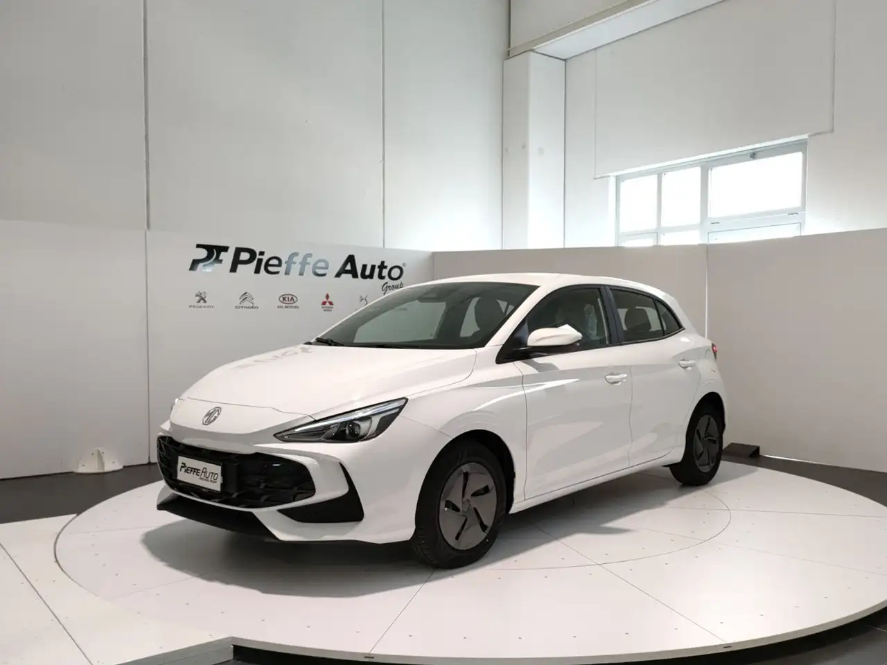 MG MG3 3 HYBRID+ STANDARD Dover White — photo 1 of 15