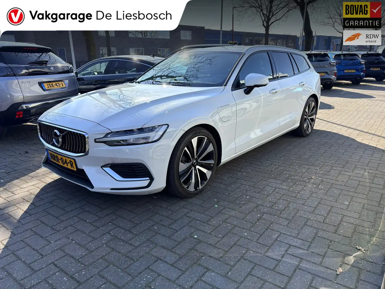 Volvo V60 2.0 T6 Recharge AWD R-Design / 360 camera / Panora — photo 1 of 15