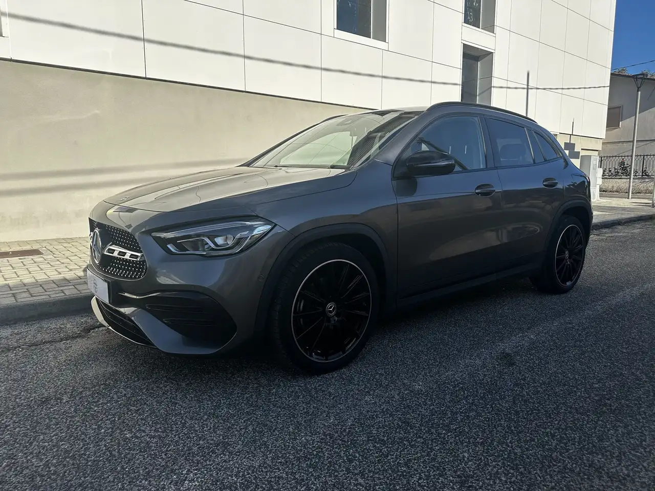 Mercedes-Benz GLA 180 GLA 180D in allestimento Premium / AMG Line — photo 1 of 15