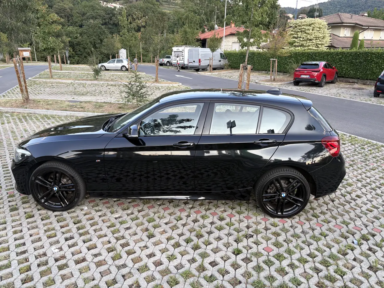 BMW 118 118d xdrive Msport 5p — photo 1 of 11