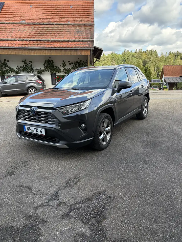 Toyota RAV 4 Hybrid 4x4 Club — photo 1 of 14