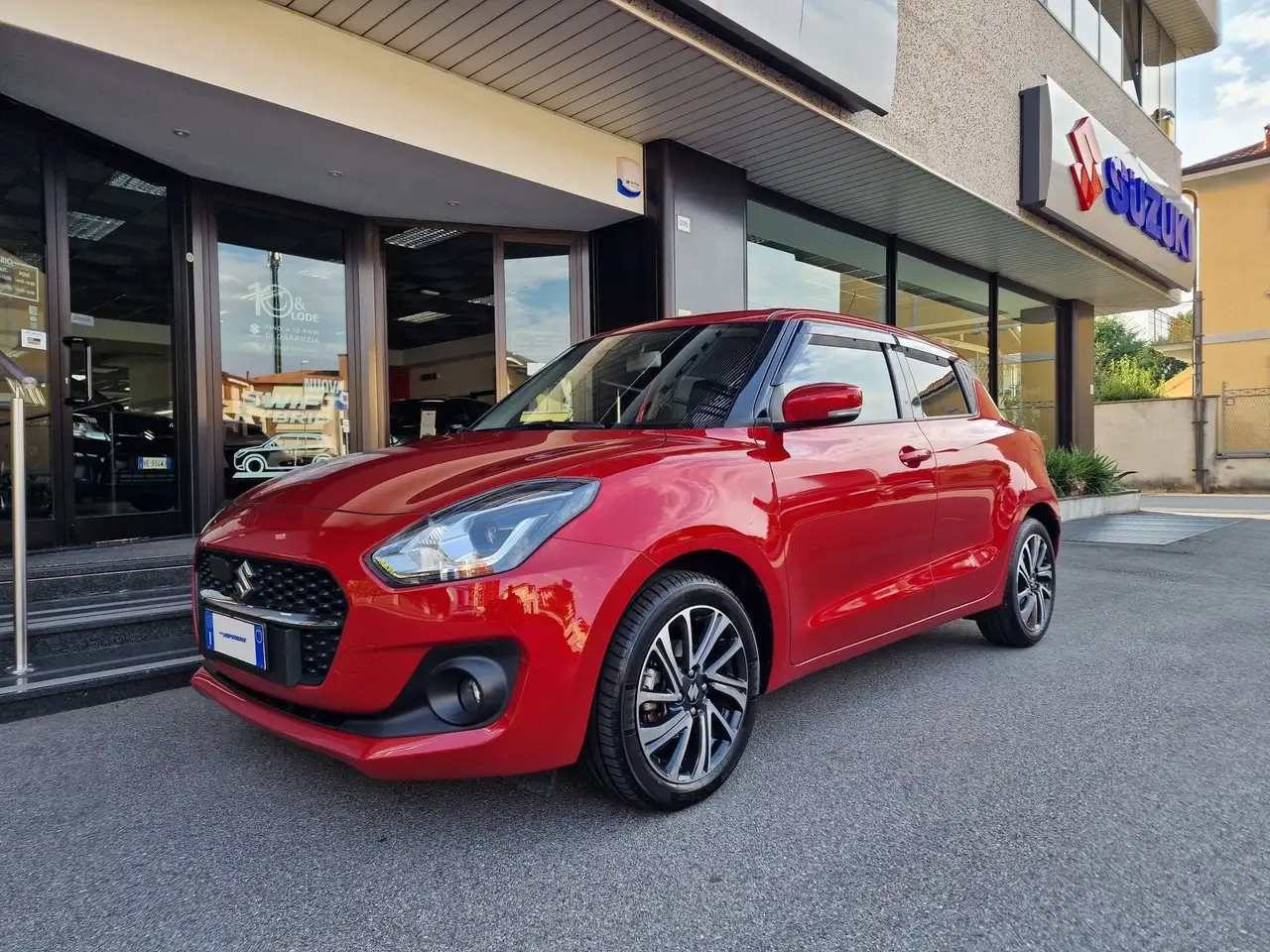 Suzuki Swift 1.2 Hybrid Top 2WD — photo 1 of 13