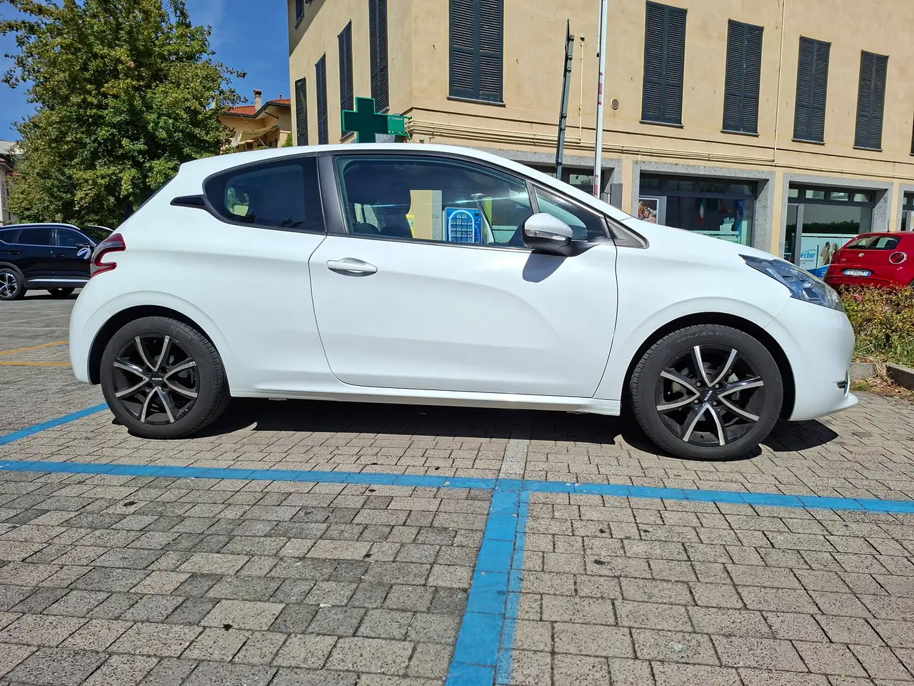 Peugeot 208 208 3p 1.2 puretech (vti) 12v Active — photo 1 of 6