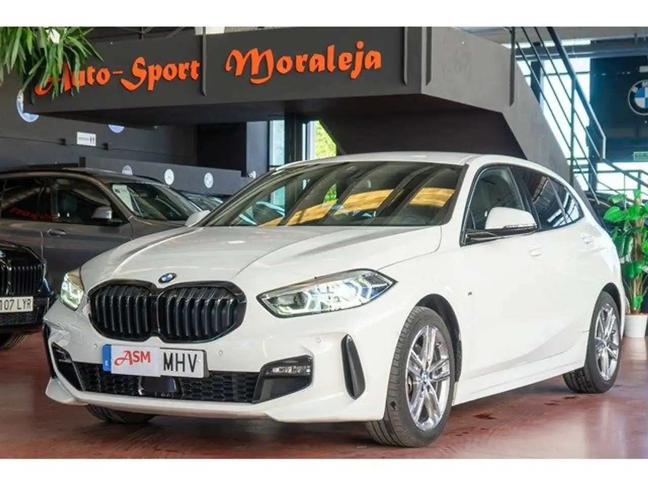 BMW 118 118dA Business — photo 1 of 40