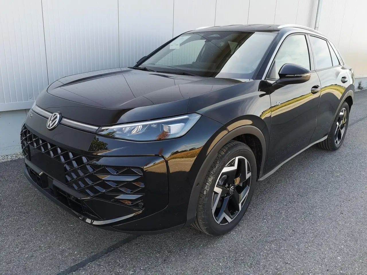 Volkswagen T-Roc 1.5 eTSI 110 kW R-Line 1.5eTSI DSG AHK ACC el. ... — photo 1 of 10