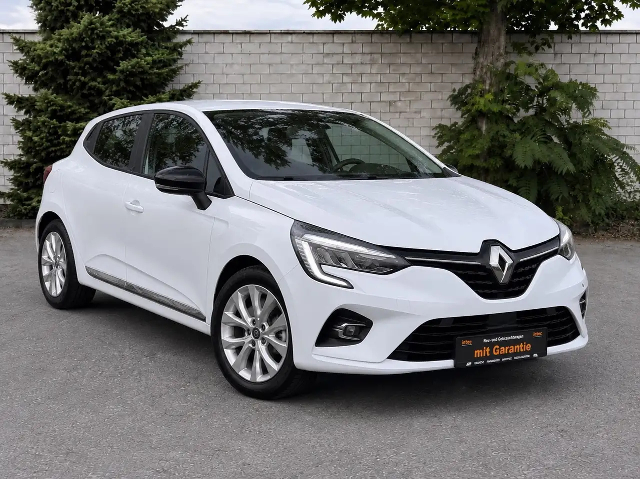 Renault Clio V DeLuxe Hybrid 140 E-Tech — photo 1 of 19