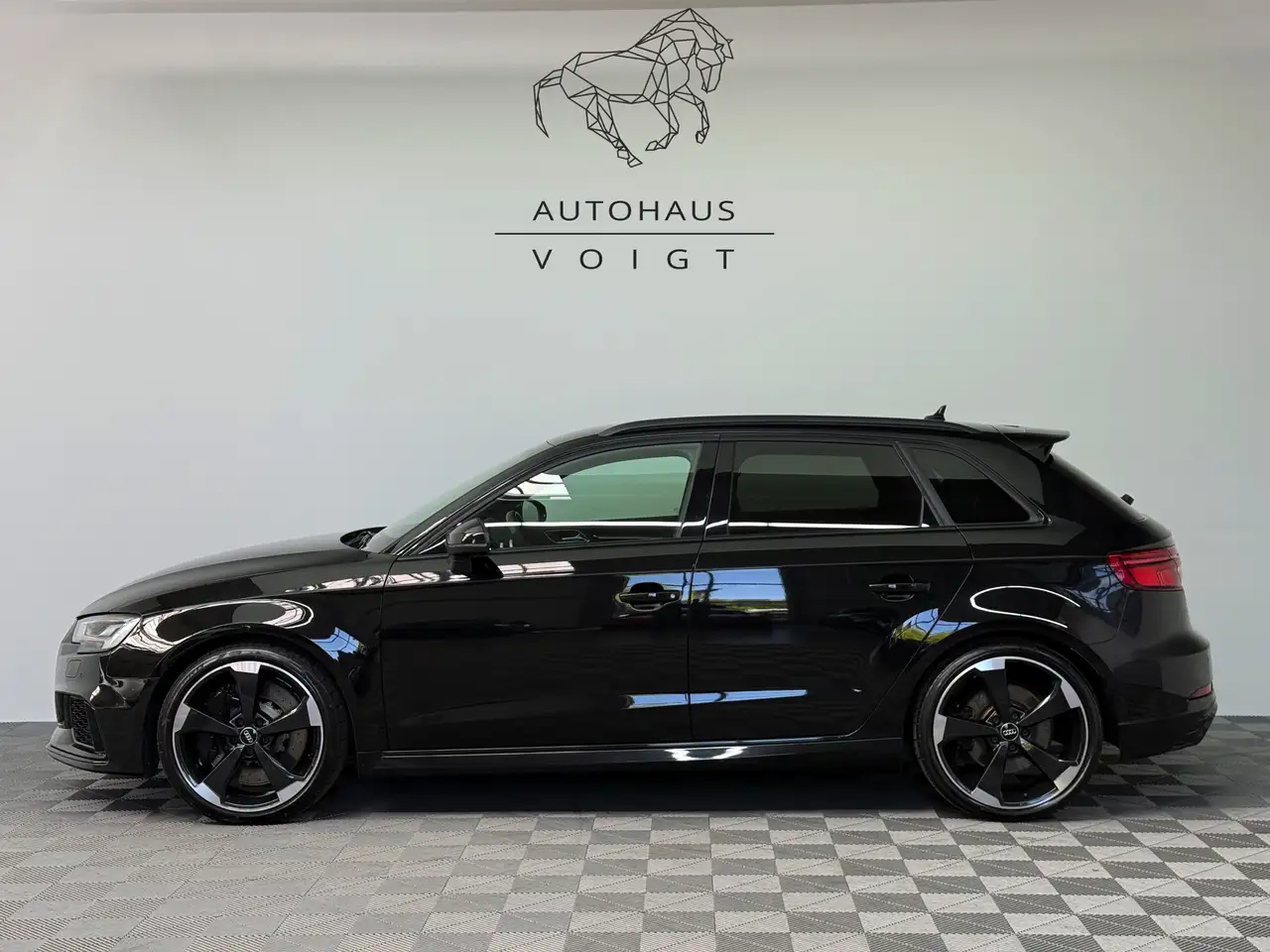 Audi RS3 2.5 quattro|2.Hand|Schale|Virtual|Matrix| — photo 1 of 40