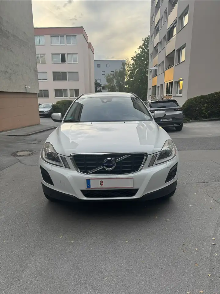Volvo XC60 D4 Kinetic — photo 1 of 14