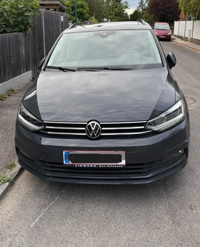 Volkswagen Touran Touran Highline 2,0 SCR TDI DSG Highline — photo 1 of 14