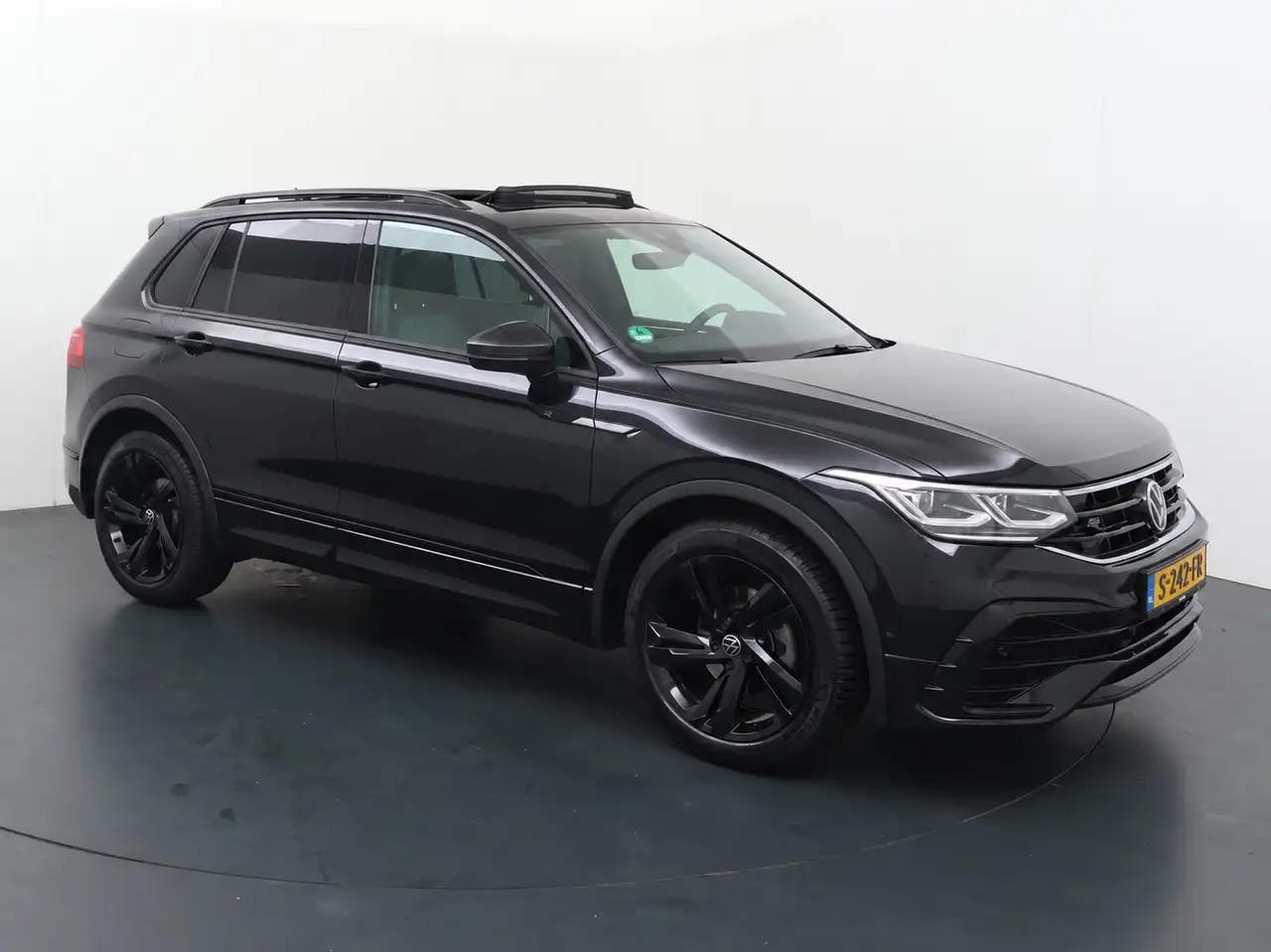 Volkswagen Tiguan Volkswagen Tiguan 1.5 TSI R-Line Business | DSG — photo 1 of 20