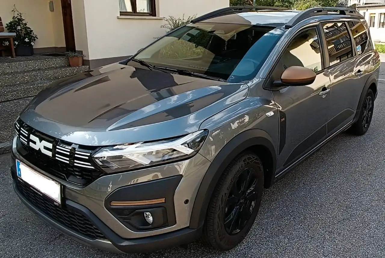 Dacia Jogger Jogger Extreme+ TCe 110 — photo 1 of 10