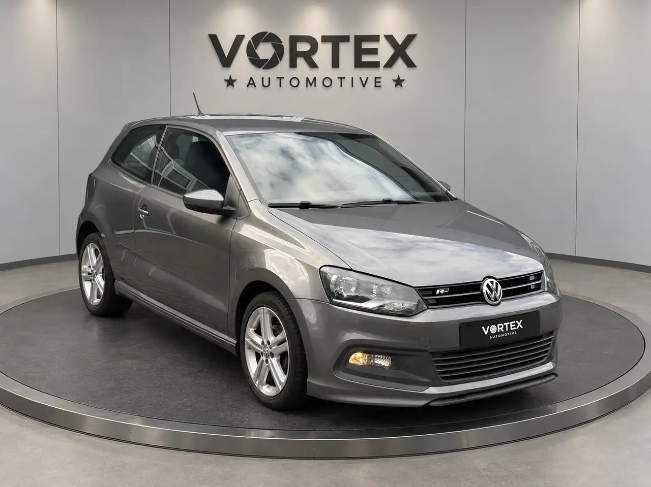 Volkswagen Polo 1.4 R-Line Liefhebbersauto 1st Eigenaar — photo 1 of 20