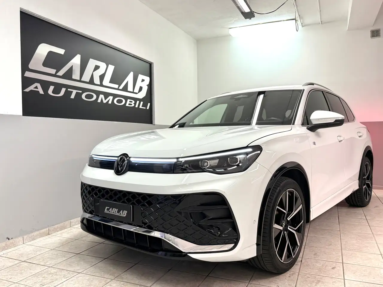 Volkswagen Tiguan III 2.0 tdi R-Line 150cv dsg FULL — photo 1 of 14
