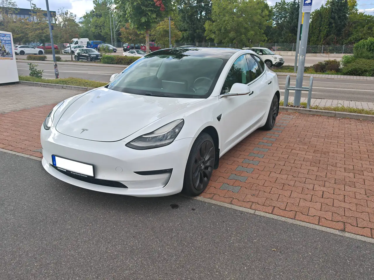 Tesla Model 3 Model 3 Langstreckenbatt. Allradantrieb Dual Motor — photo 1 of 18