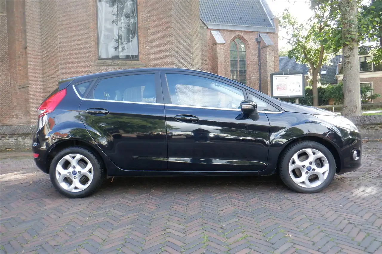Ford Fiesta 1.6 120pk 5D Titanium — photo 1 of 12